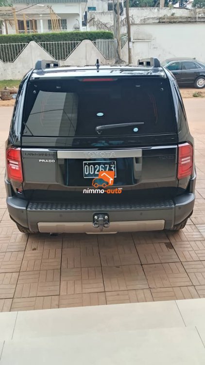Toyota prado 2024 à louer à Yaoundé avec chauffeur