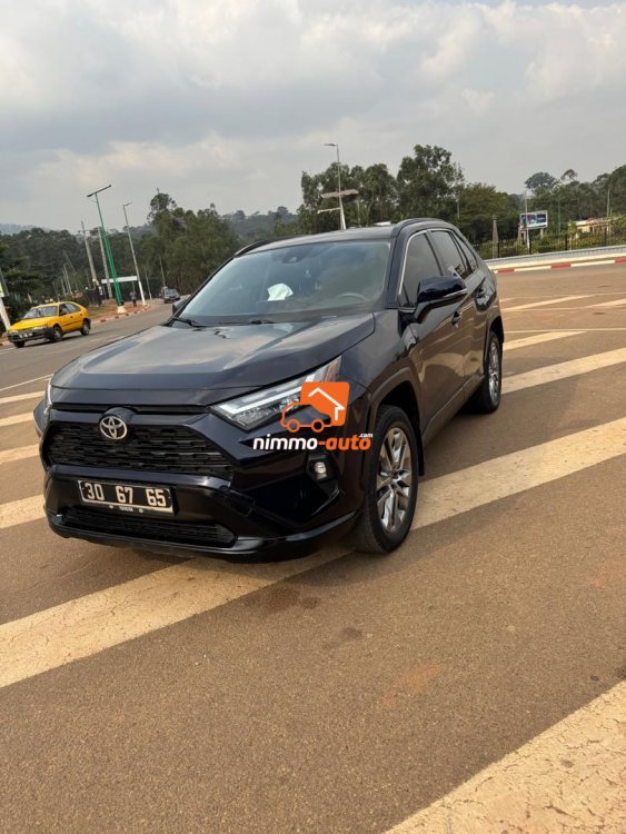 Véhicule Toyota Rav 4 nouveau modèle à louer avec chauffeur en ville ou hors ville pour tous vos déplacements