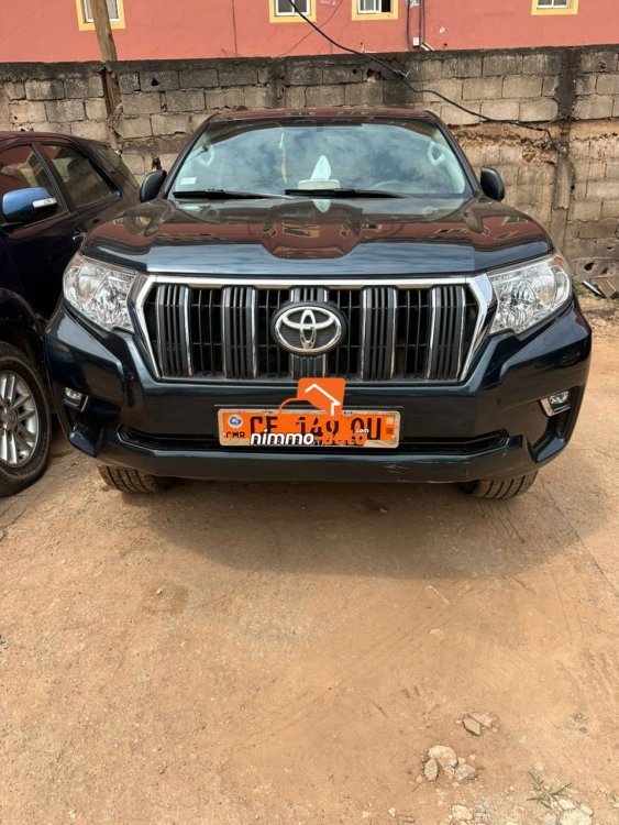 Excellente toyota prado à louer avec chauffeur dans la ville et en dehors de la ville de Yaoundé