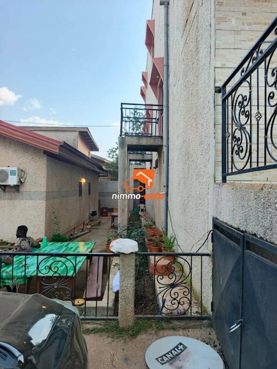 immeuble +villa à vendre à Tsinga village