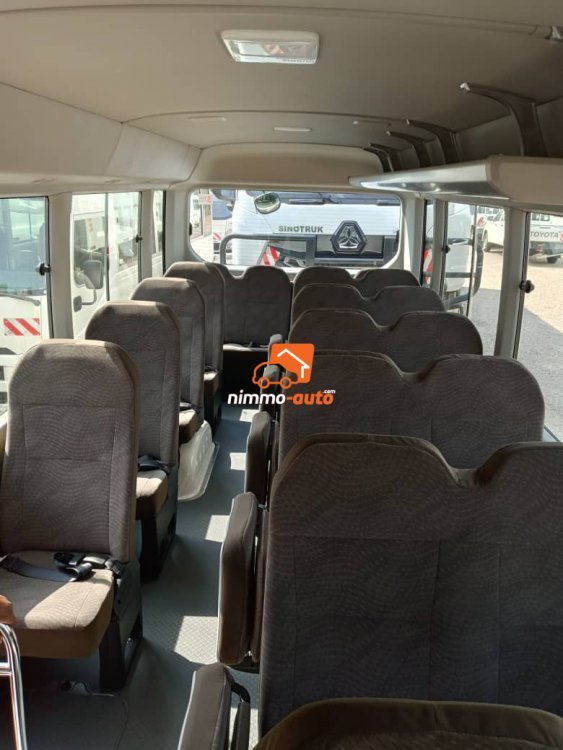 Bus de marque Toyota caster de 35 places à louer pour vos déplacements dans la ville et hors de la ville de Yaoundé
