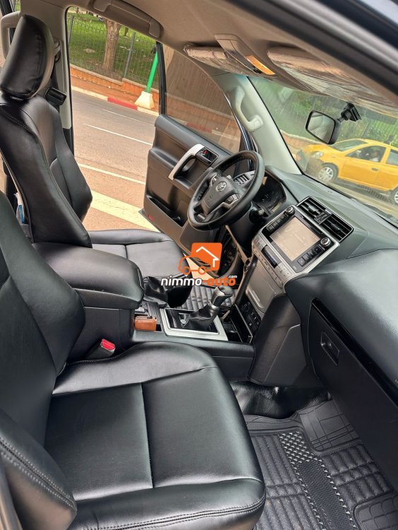 Excellente toyota prado à louer avec chauffeur dans la ville et en dehors de la ville de Yaoundé