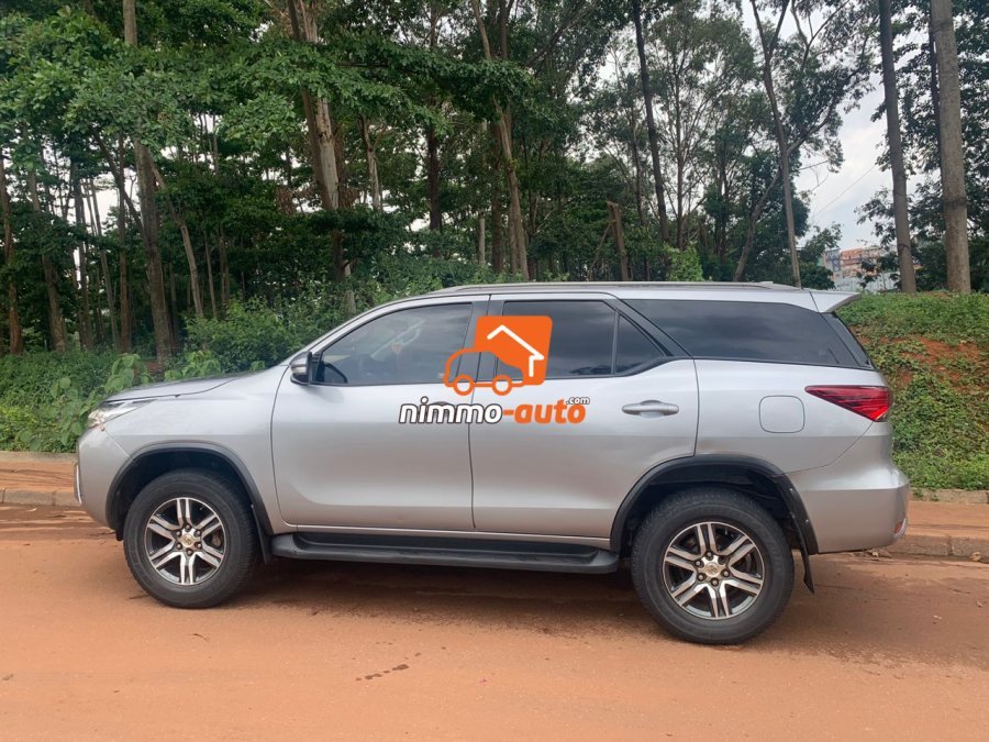 Magnifique Toyota Fortuner en excellent état à louer dans la ville de Yaoundé et hors