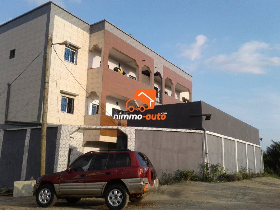Appartements  de 2 et 3 chambres + salle à manger + salon + mini bar +cuisine+2et 3 douches +terrasse + PARKING situé à DOUALA PK14