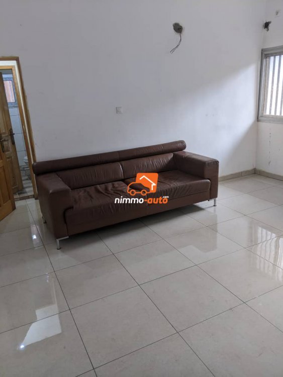 vaste studio à louer à bastos