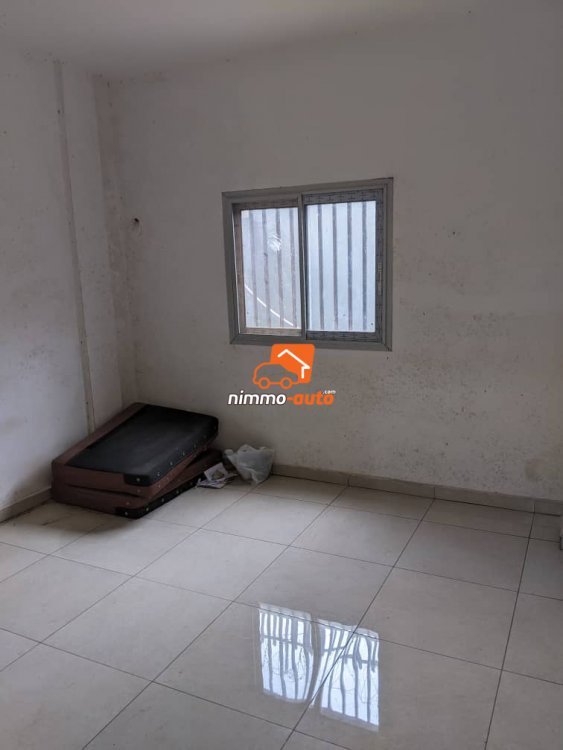 vaste studio à louer à bastos