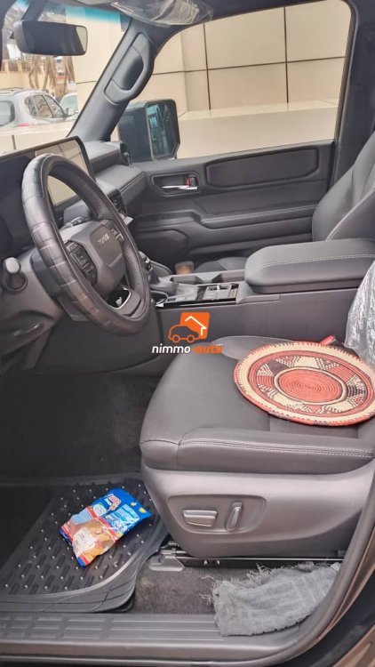 Toyota prado 2024 à louer à Yaoundé avec chauffeur