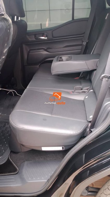 Toyota prado 2024 à louer à Yaoundé avec chauffeur