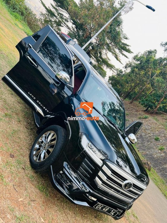 Toyota Landcruiser nouvelle génération à louer pour vos séjours en ville et hors ville avec chauffeur