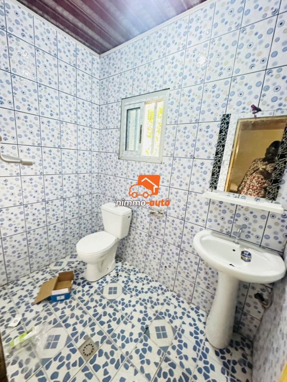 studio moderne nouvellement construit à obobogo