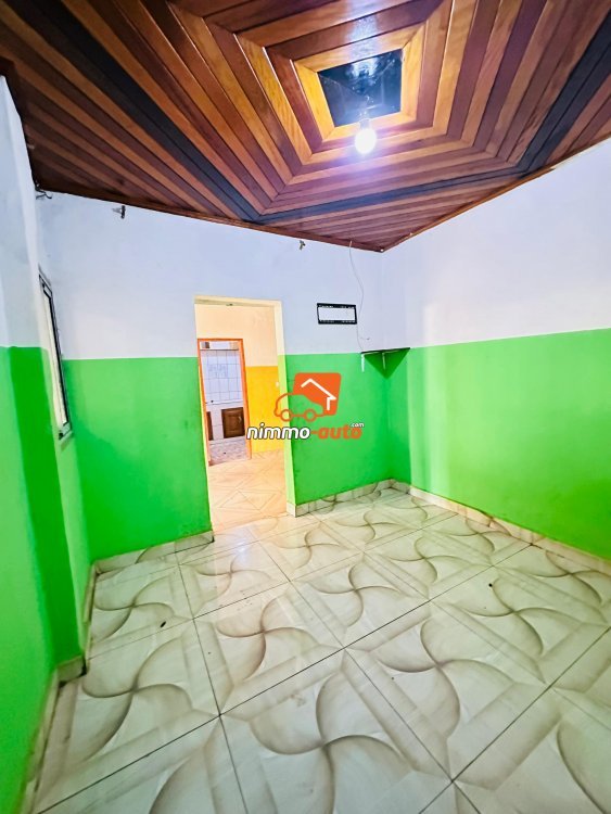 Studio bon  standing à louer à biyemassi
