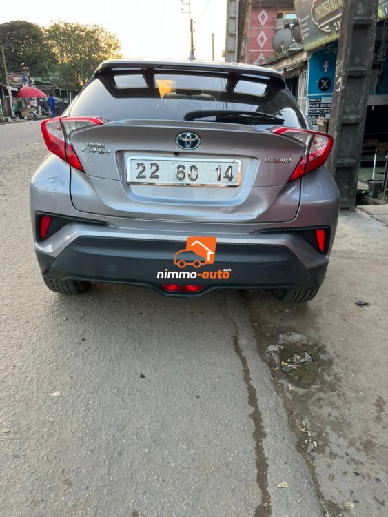 Toyota hybride CHR à louer avec chauffeur à Douala