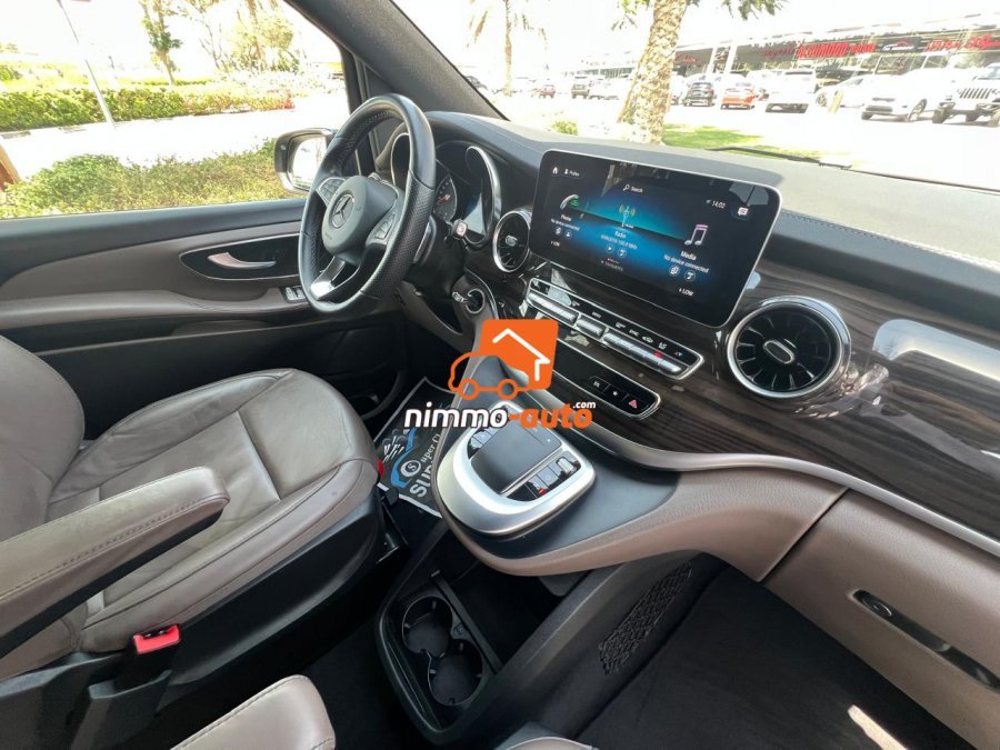 Mercedes Van très confortable à louer dans la ville de Yaoundé