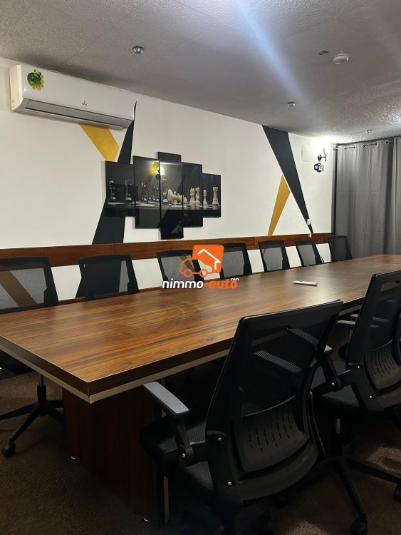 Grande salle de conférence avec capacités de 8 places,15 places,25 places,35 places,45 places et 100 places de 75.000 a 250.000