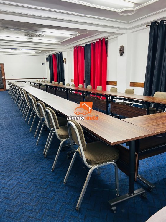 Grande salle de conférence avec capacités de 8 places,15 places,25 places,35 places,45 places et 100 places de 75.000 a 250.000