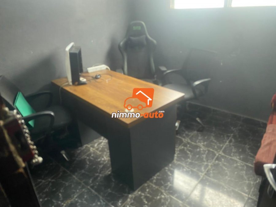Salle / Bureau  á louer en plein Akwa dans une rue très commerciale et très frequentée