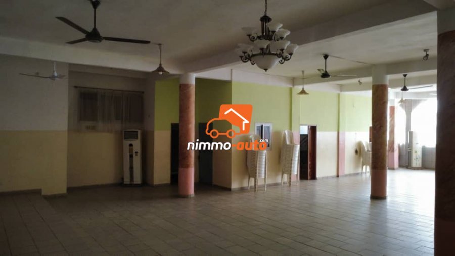 Grande salle de fêtes avec capacité à recevoir 200 a 250 invités au cœur de la ville et en bordure de route