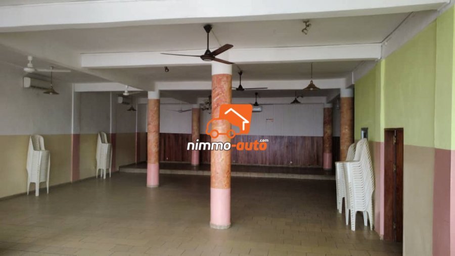 Grande salle de fêtes avec capacité à recevoir 200 a 250 invités au cœur de la ville et en bordure de route