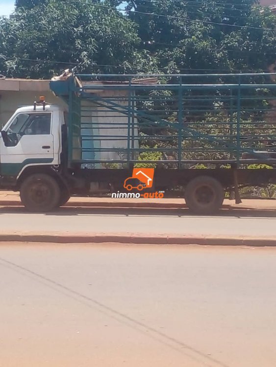Mini camion Dina à louer