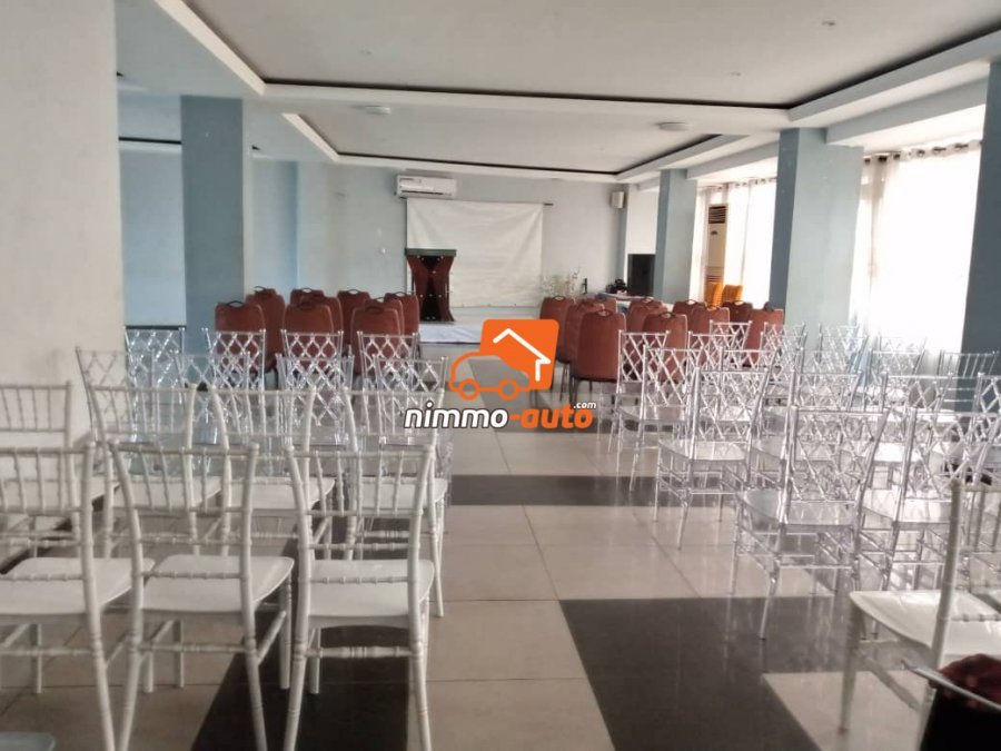 salle polyvalente de 150 places à louer à Akwa Nord