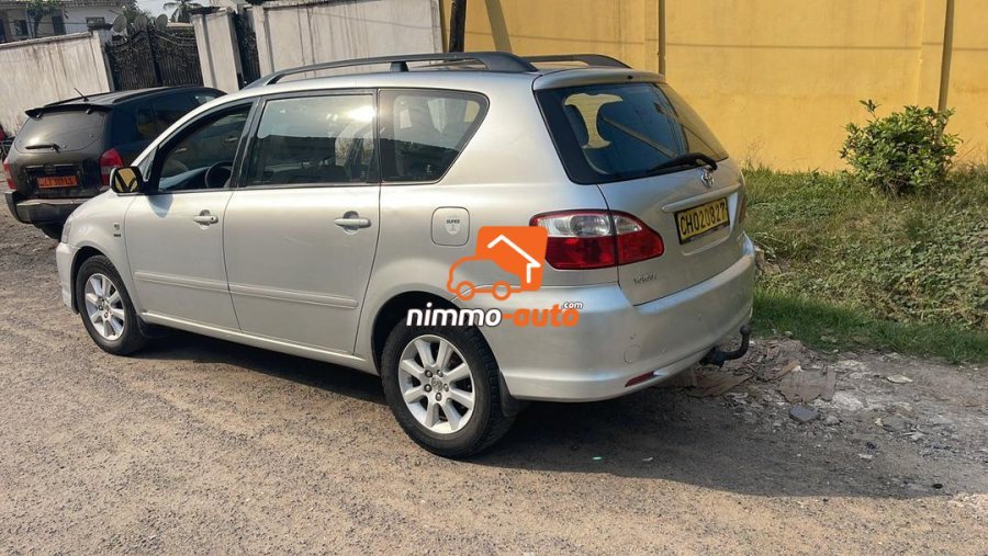 Toyota Avensis Verso 7 places à louer dans la ville de Douala