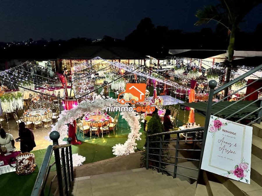 Grande esplanade piscine pour vos cérémonies et évènements en plein air