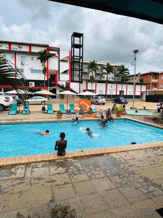 Grande esplanade piscine pour vos cérémonies et évènements en plein air