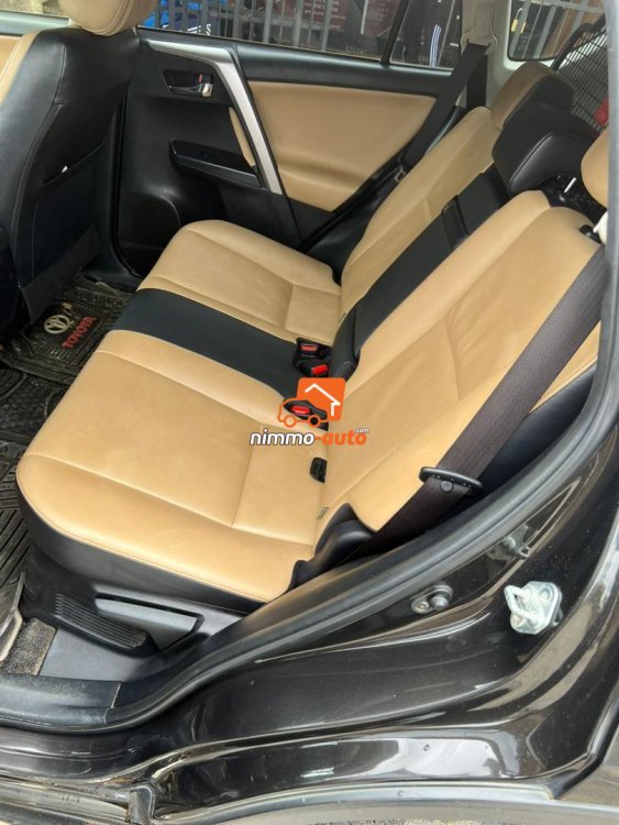 Toyota Rav 4 2018 à louer avec chauffeur dans la ville de Douala