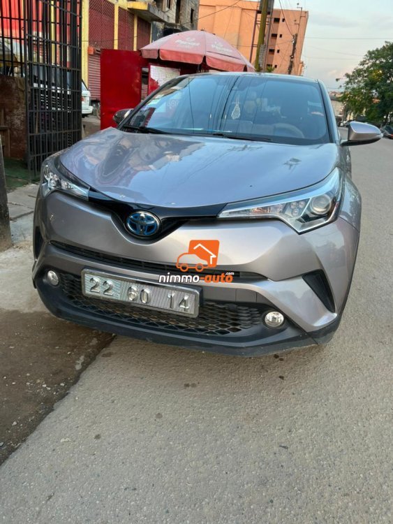 Toyota hybride CHR à louer avec chauffeur à Douala