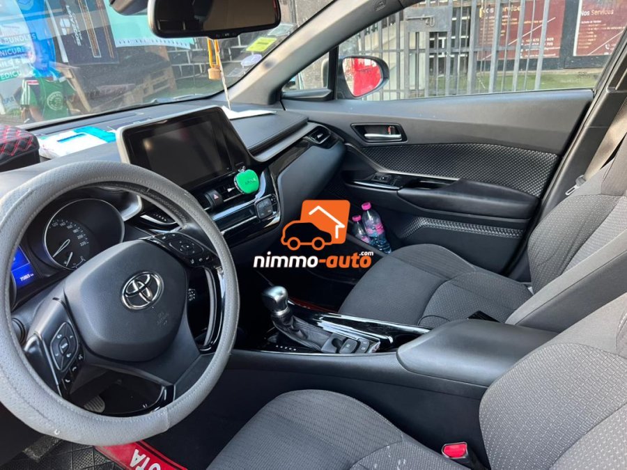 Toyota hybride CHR à louer avec chauffeur à Douala