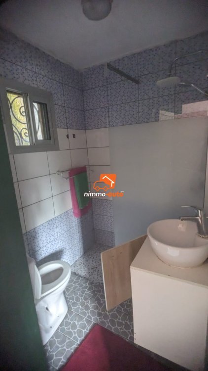 studio meublé et très bien situé à louer à Akwa