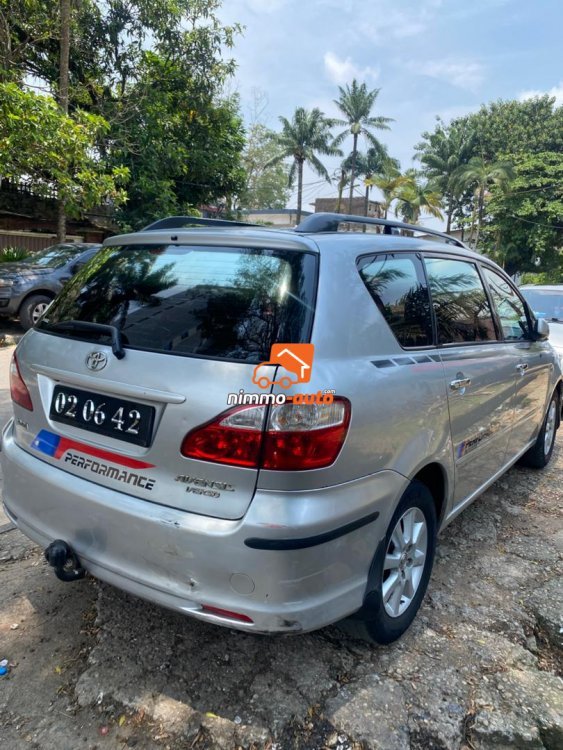 Toyota verso très spacieuse à louer sur Douala et en dehors