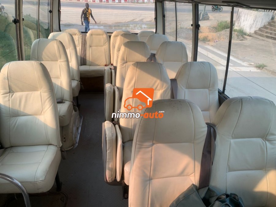 Bus de marque Toyota Coaster de 30 places disponible pour tous vos déplacement intra et inter urbains au Cameroun