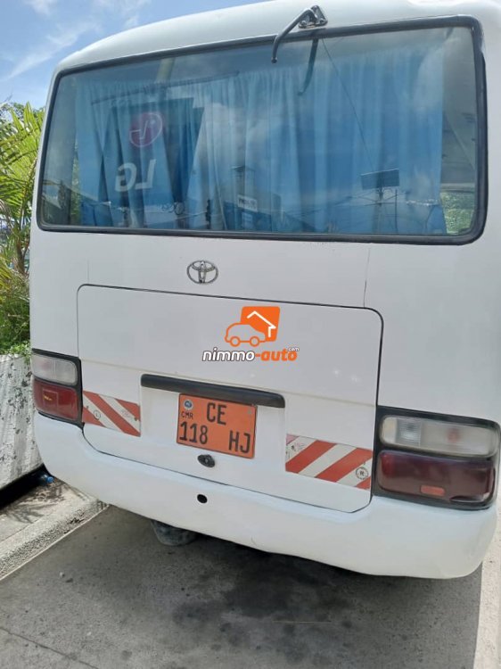 Bus de marque Toyota Coaster de 30 places disponible pour tous vos déplacement intra et inter urbains au Cameroun