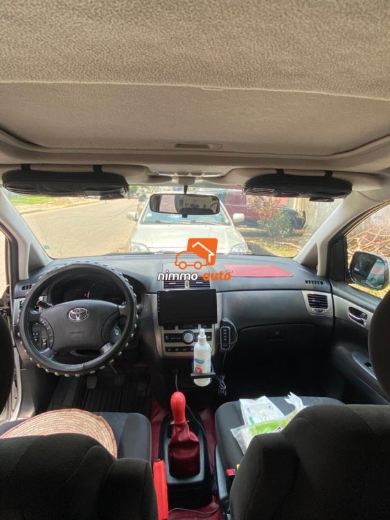 Toyota verso très spacieuse à louer sur Douala et en dehors