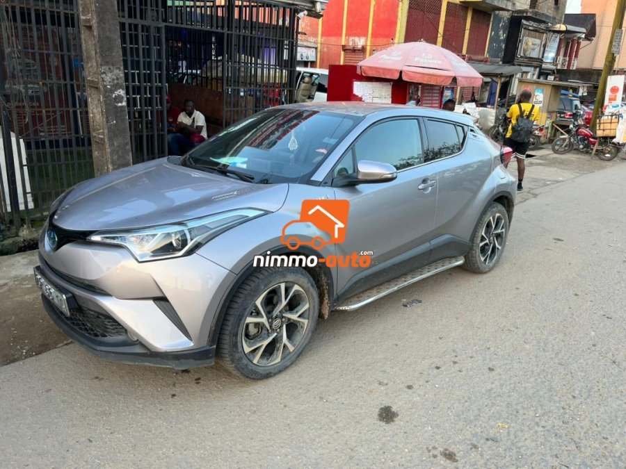 Toyota hybride CHR à louer avec chauffeur à Douala