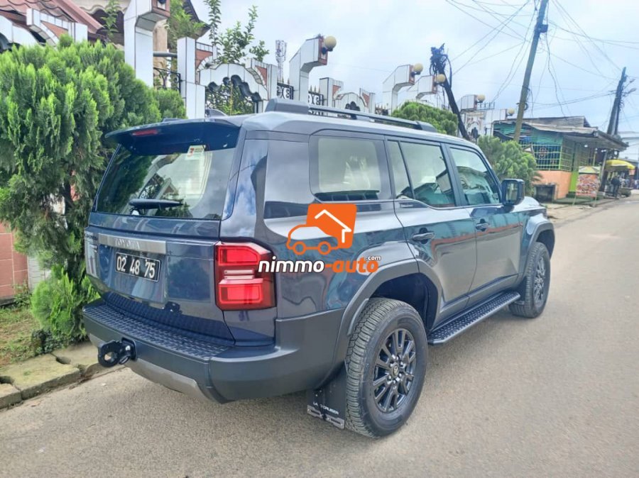 Toyota prado 2025 à louer avec chauffeur dans la ville de Douala