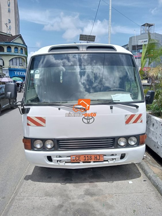 Bus de marque Toyota Coaster de 30 places disponible pour tous vos déplacement intra et inter urbains au Cameroun