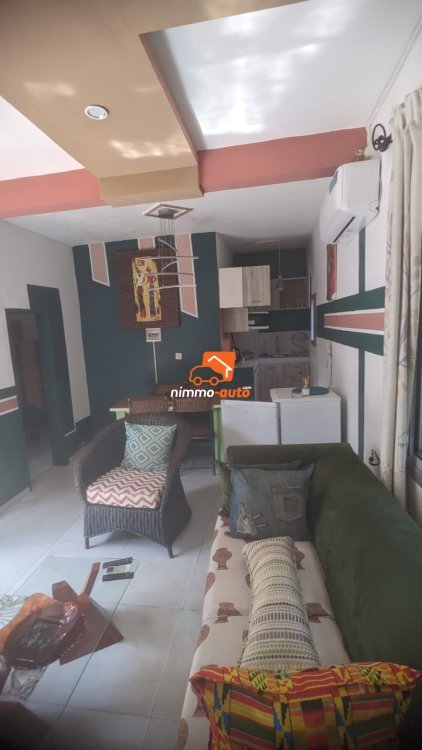 Vaste studio meublé à louer à Akwa