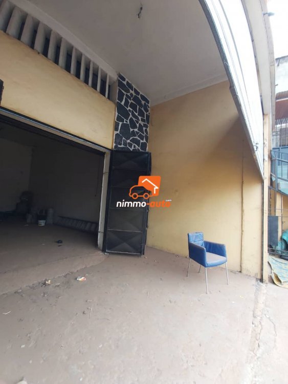 Très Grand Entrepôt de 170m² au Centre-Ville