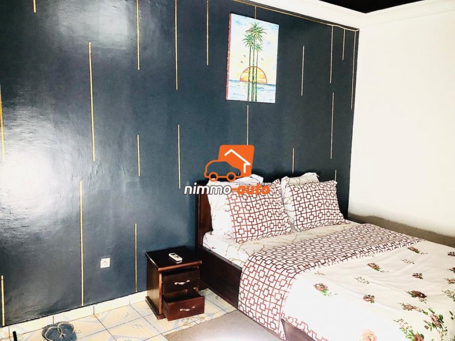 Chambre meublée avec espace cuisine à louer à Douala