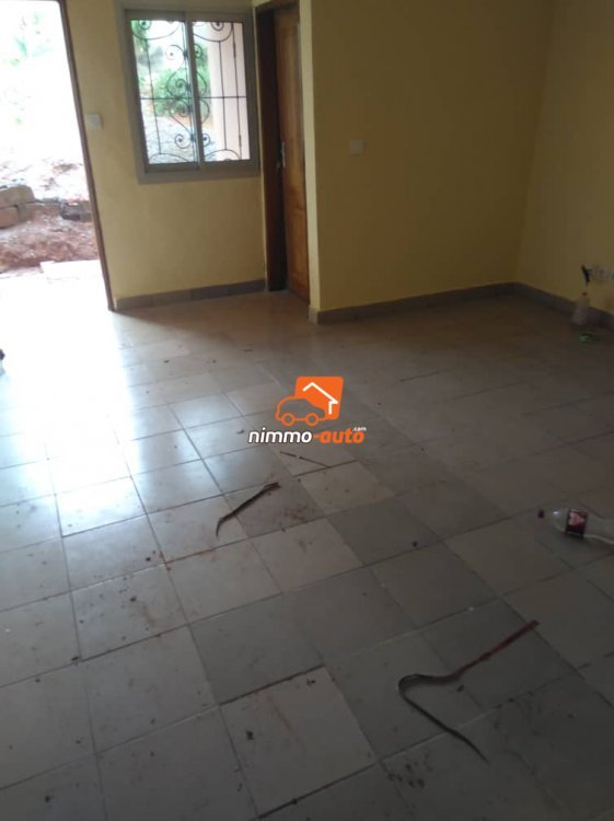 Vaste studio moderne avec bon standing nouvellement construit à Simbock