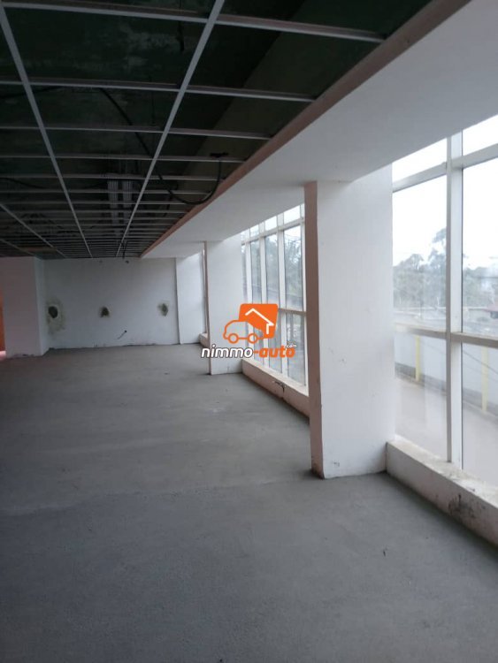 Bureaux à louer en open space dans un immeuble R+3 au Golf/Bastos