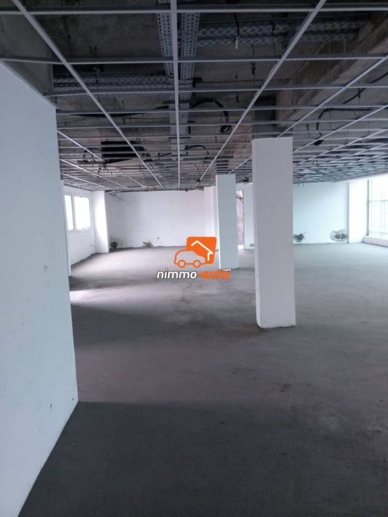 Bureaux à louer en open space dans un immeuble R+3 au Golf/Bastos