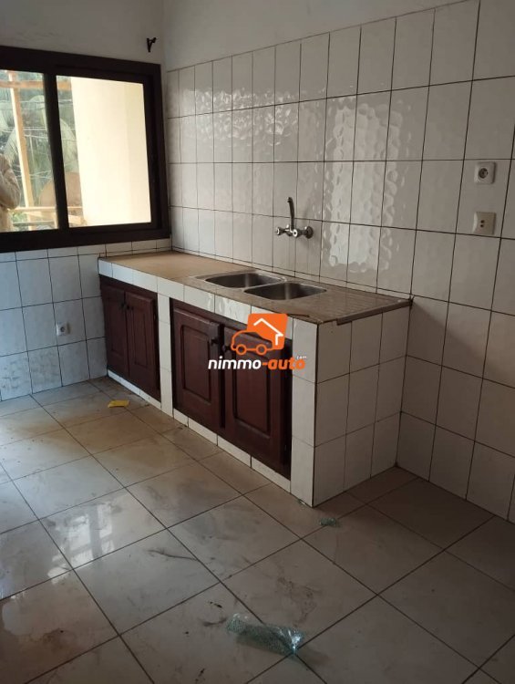 Appartement à louer à bastos bordure de route