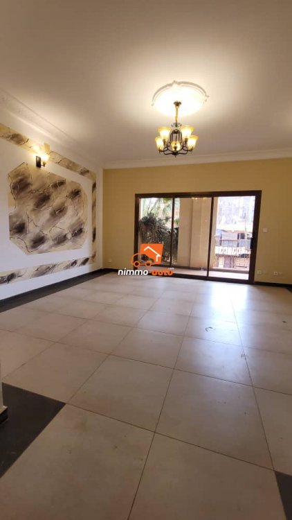 Incroyable appartement hyper chic nouvellement construit à Biyemassi supérette