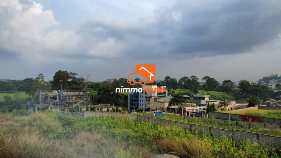 Beau terrain à vendre à golf bastos