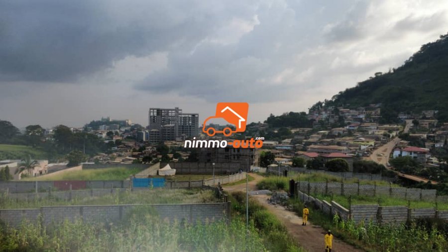 Beau terrain à vendre à golf bastos