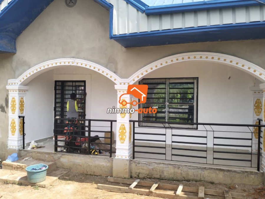 Une villa de 3 chambres + 2 Douches nouvellement construite au quartier EKOKO I