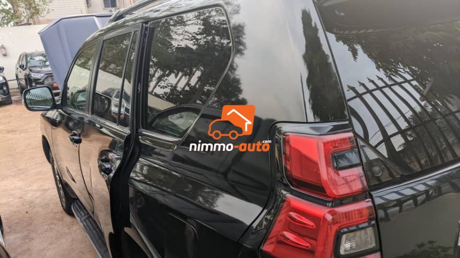 Toyota Prado de couleur noire a louer dans la ville de Yaoundé et en dehors